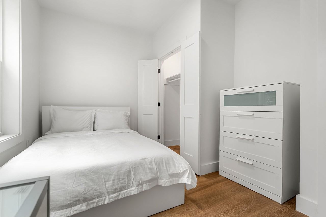 621 E 8th St #4 - Photo 3 of 9