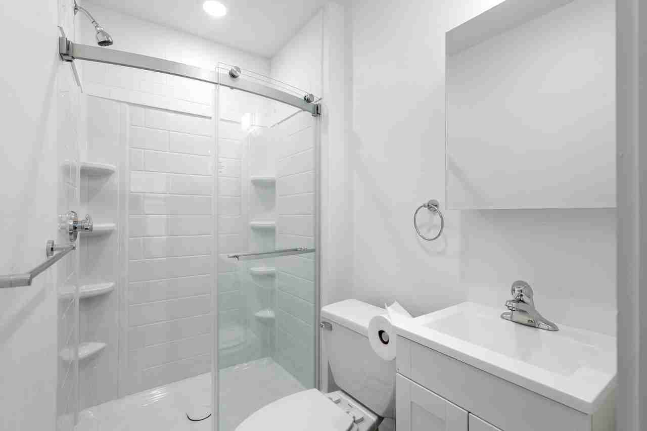 621 E 8th St #4 - Photo 4 of 9