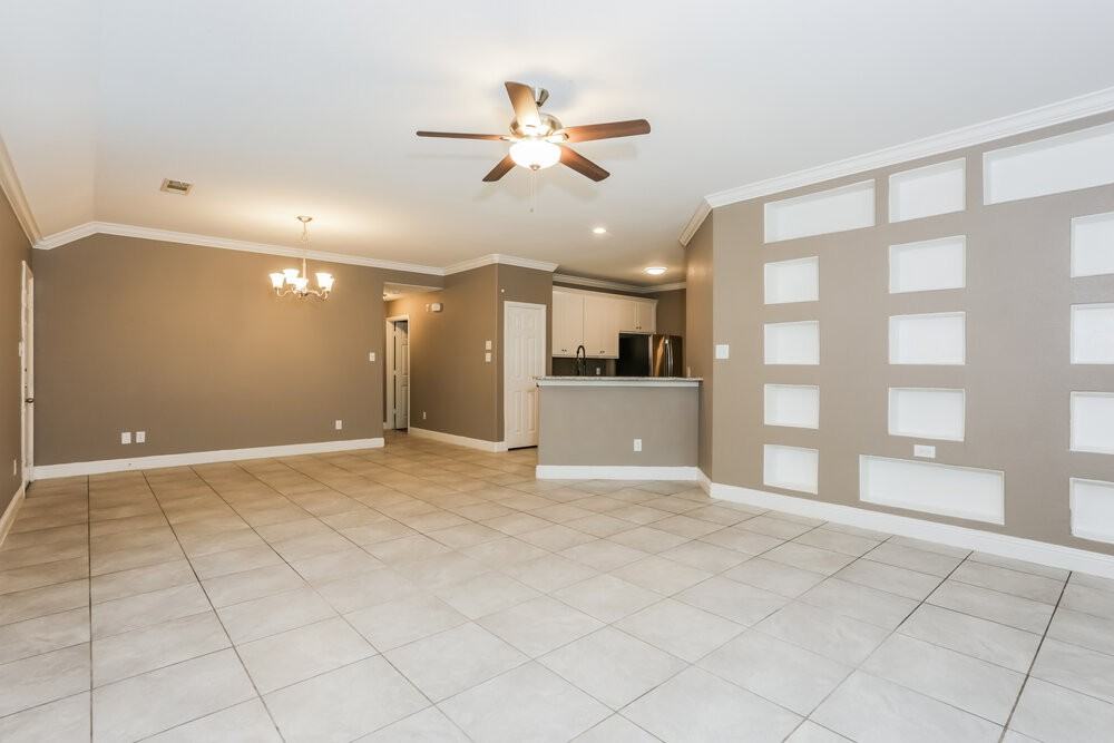 811 N Ridge Dr - Photo 3 of 16