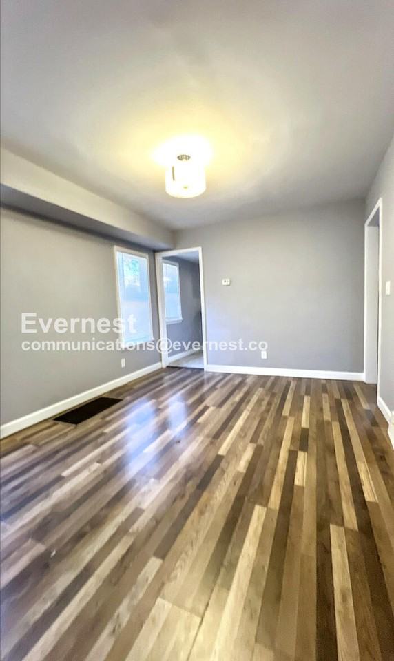 1402 E 65th St - Photo 6 of 33