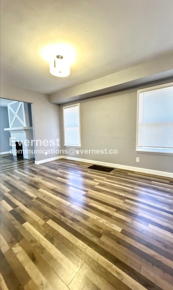 1402 E 65th St - Photo 7 of 33