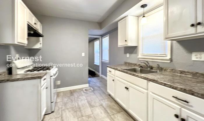 1402 E 65th St - Photo 5 of 34