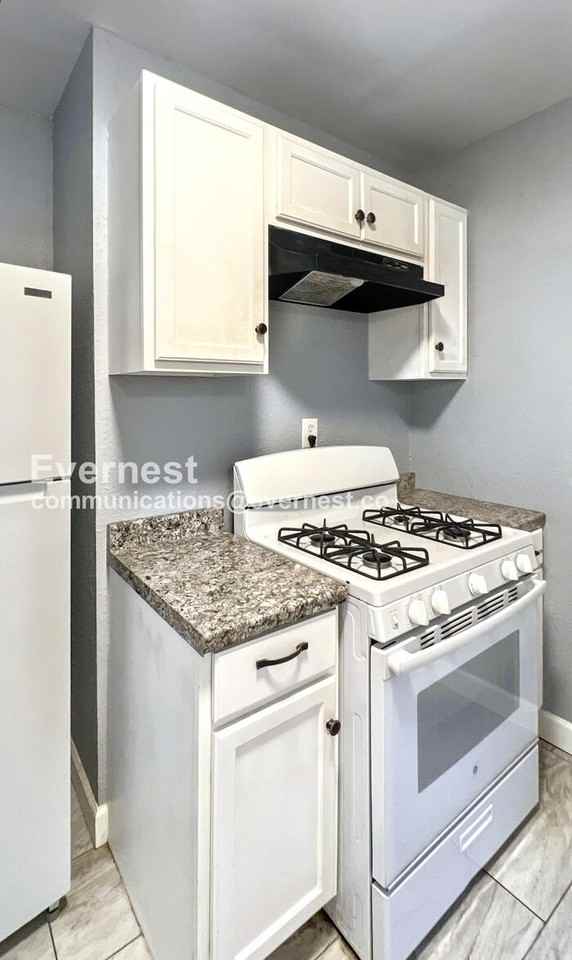 1402 E 65th St - Photo 4 of 34