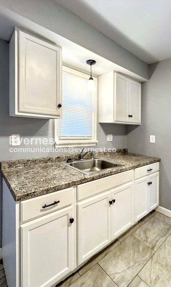 1402 E 65th St - Photo 6 of 34