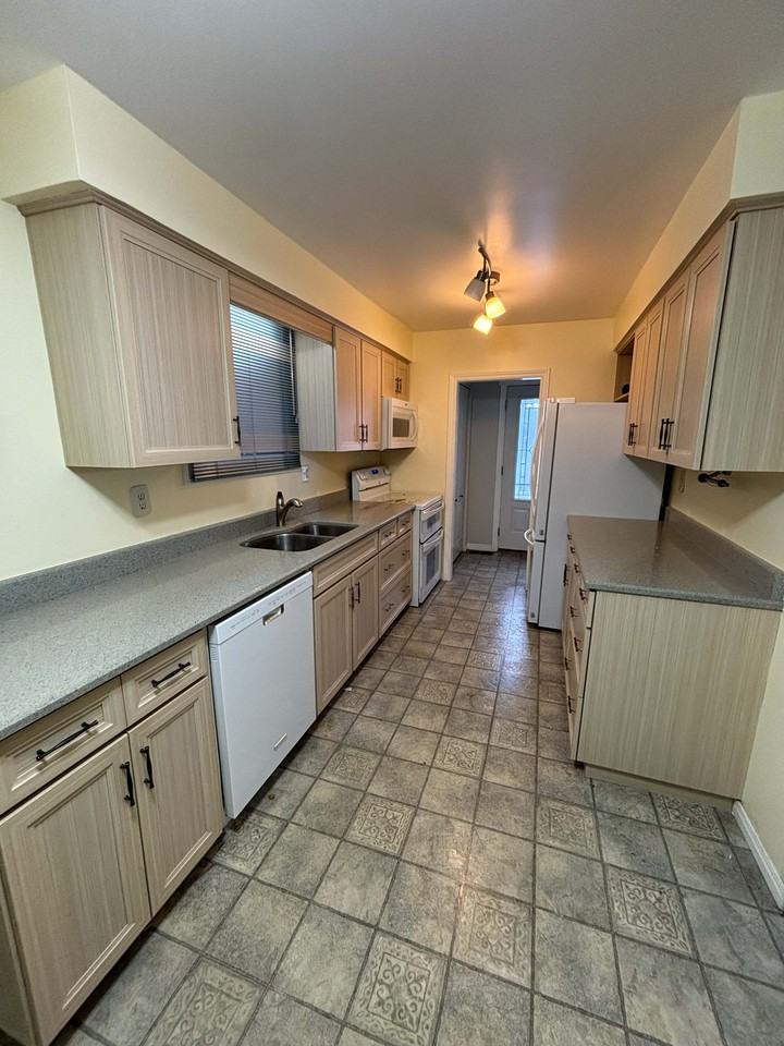 286 Trudeau Dr #1 - Photo 4 of 12