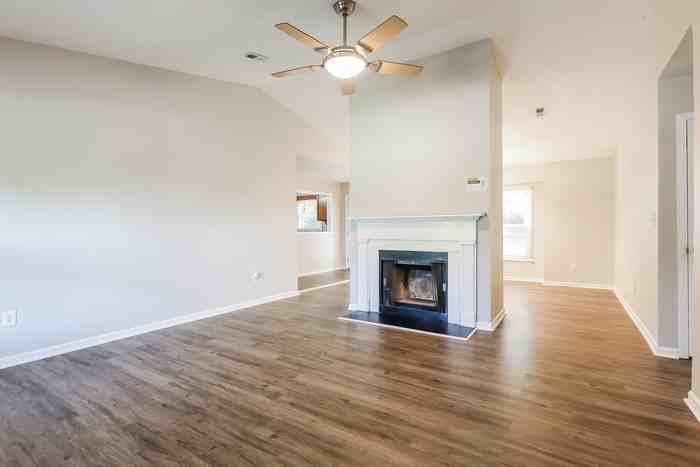 302 Laurel Tree Ln - Photo 4 of 11