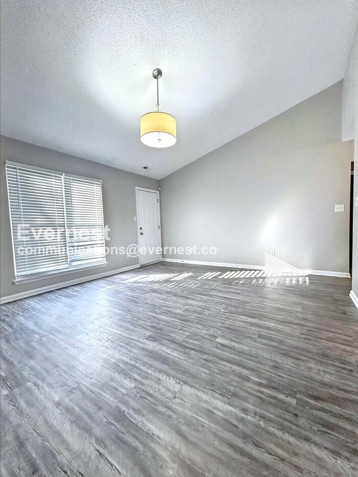 2721 Fairstone Ave - Photo 5 of 18