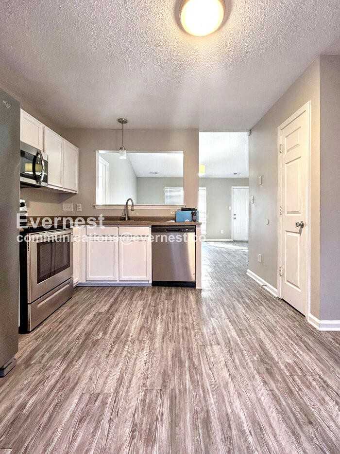 2721 Fairstone Ave - Photo 6 of 18