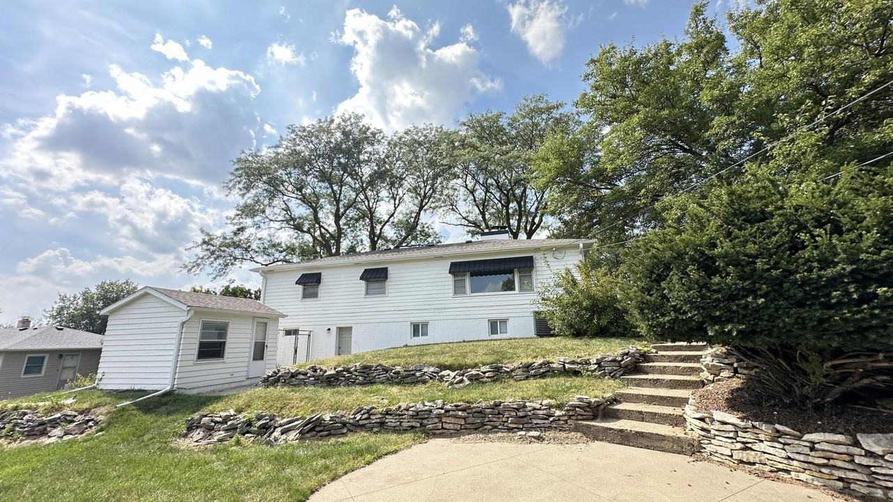 1605 S 95th St - Photo 3 of 12