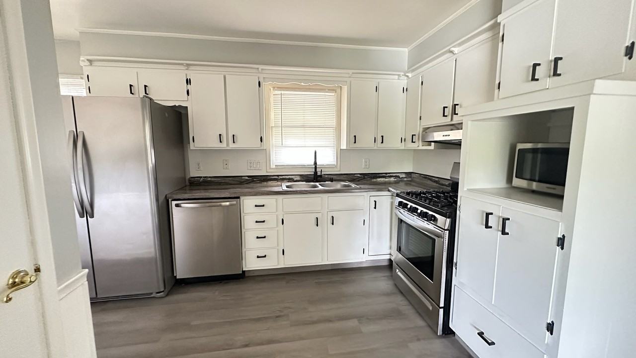 1605 S 95th St - Photo 4 of 12