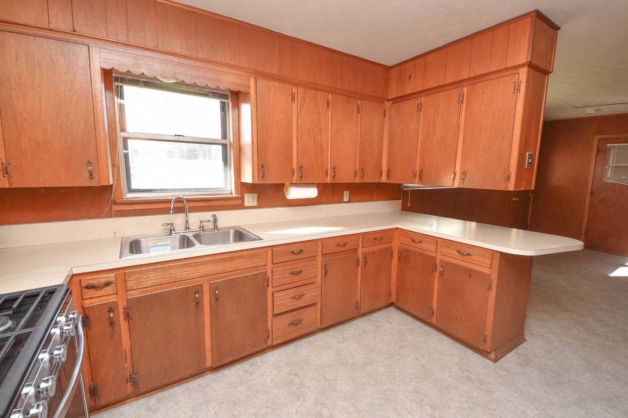 1805 Waterloo Ave - Photo 4 of 17