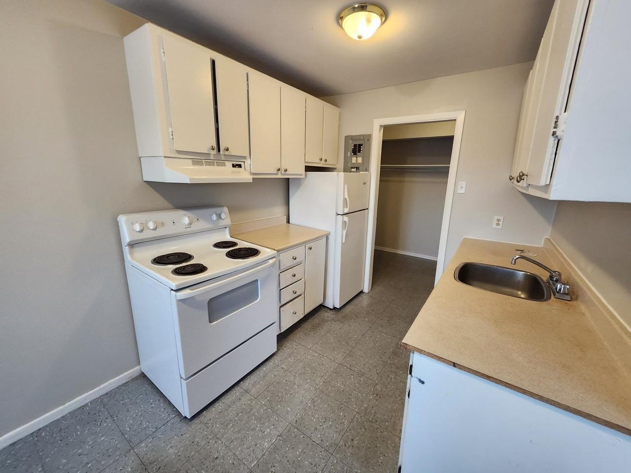 7 Reading Cres #7 - Photo 2 of 14