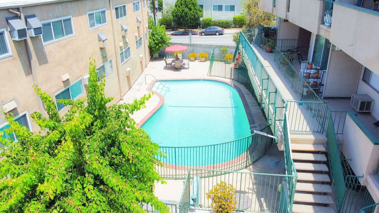 Encino Plaza Apartments - Photo 5 of 15