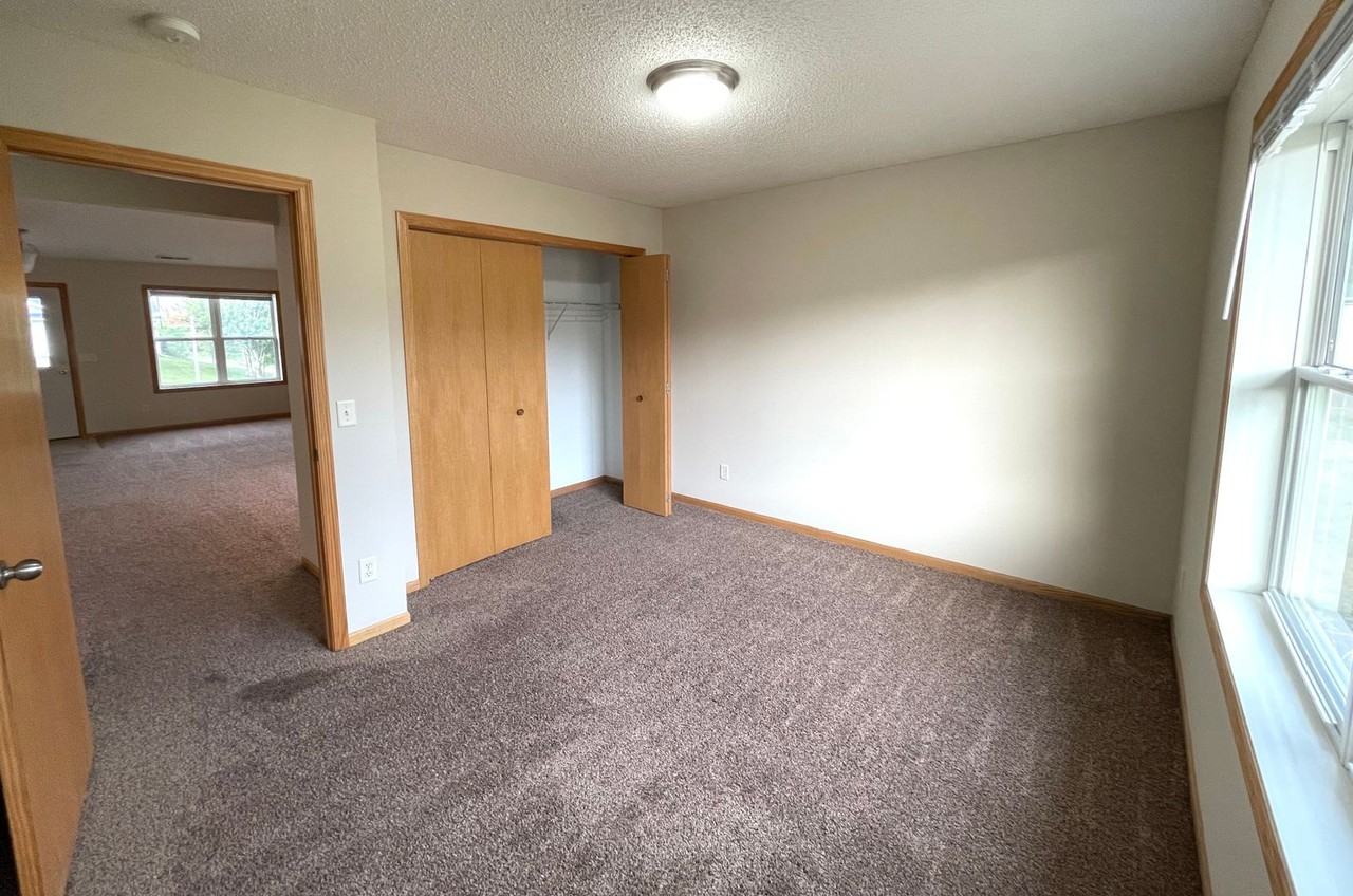 601 West 9th Street - Photo 4 of 8