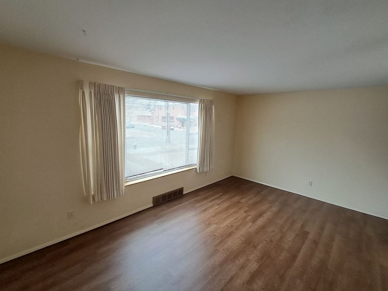 Walsh on the Green - Photo 5 of 21