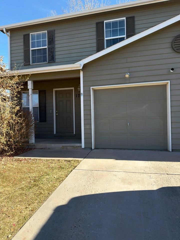 1723 Rowan Ln - Photo 2 of 8