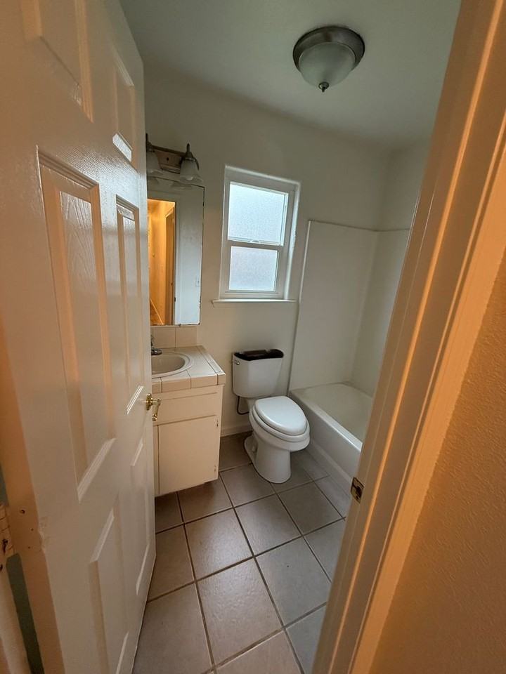 910 Mariposa Ave - Photo 3 of 10