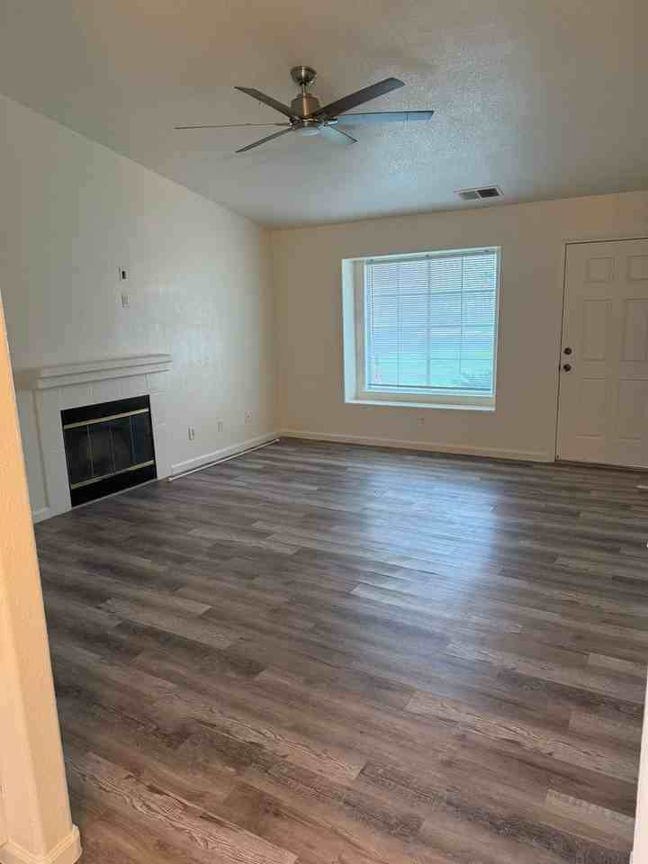 910 Mariposa Ave - Photo 4 of 10