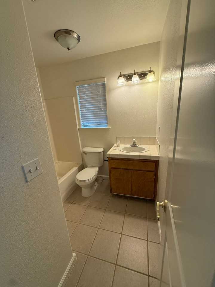 910 Mariposa Ave - Photo 5 of 10