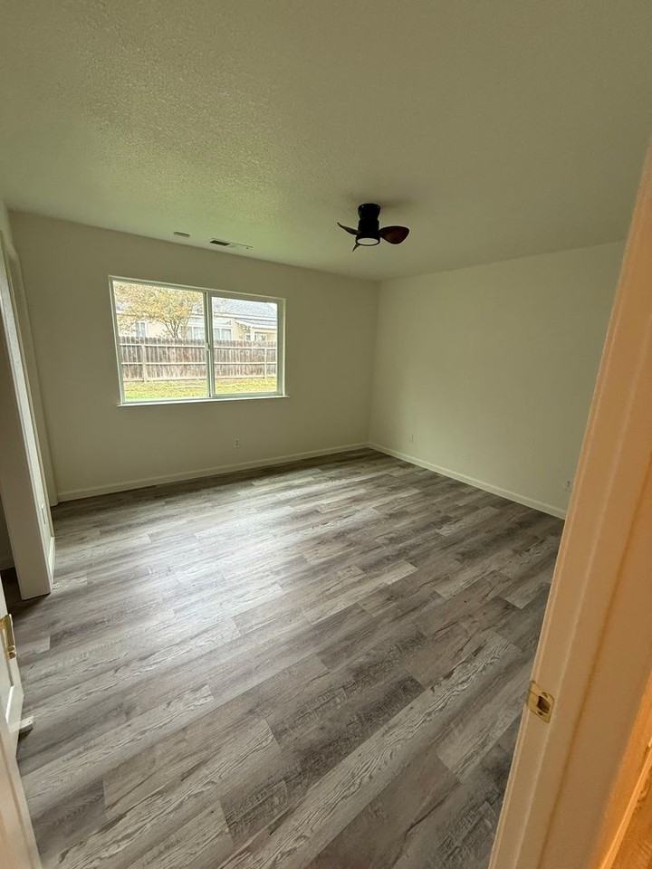 910 Mariposa Ave - Photo 6 of 10