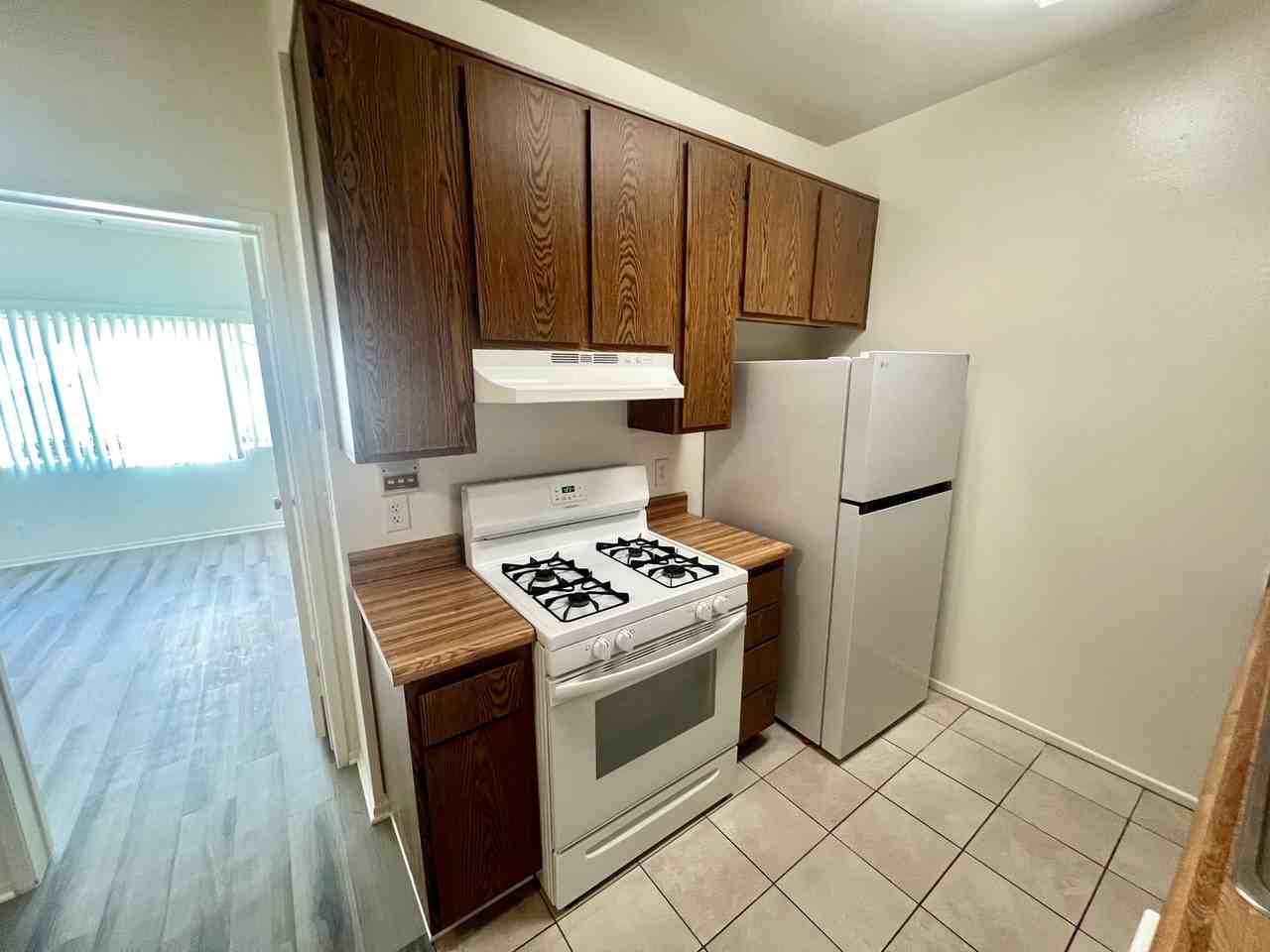 17806 Kinzie St. - Photo 4 of 31