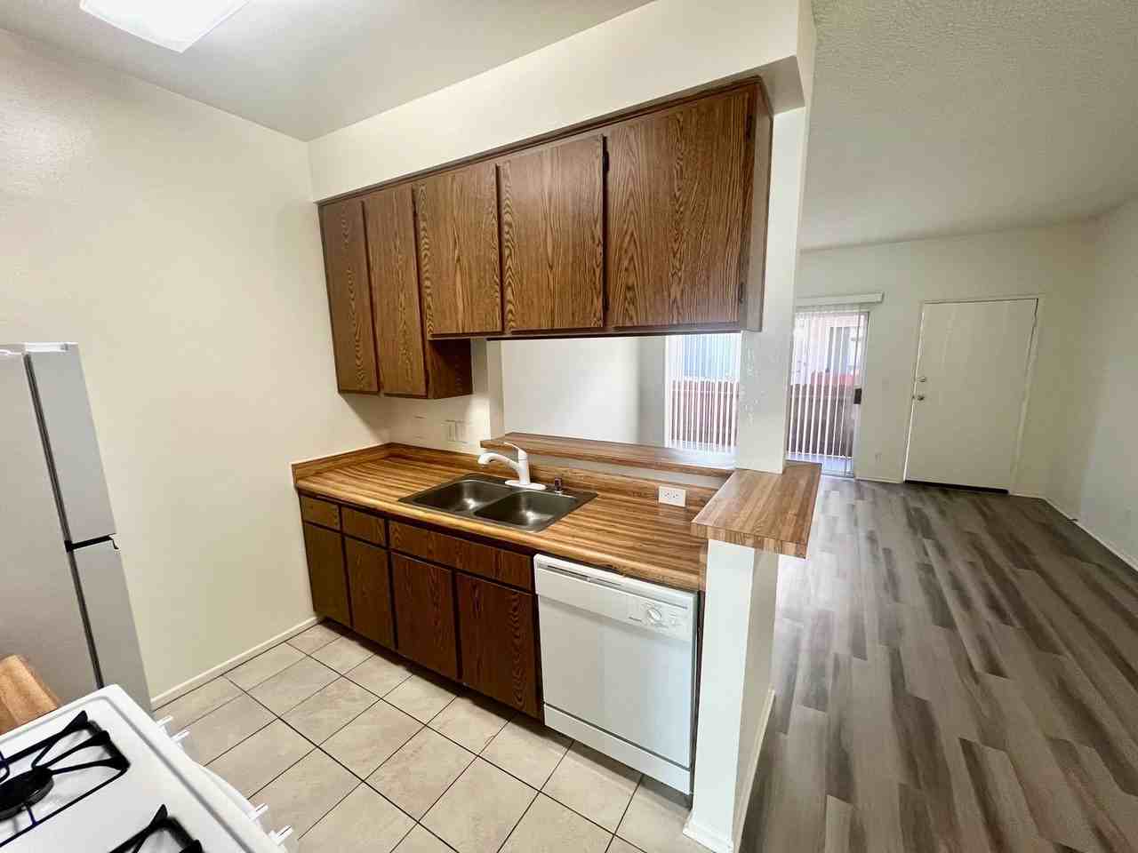 17806 Kinzie St. - Photo 5 of 31