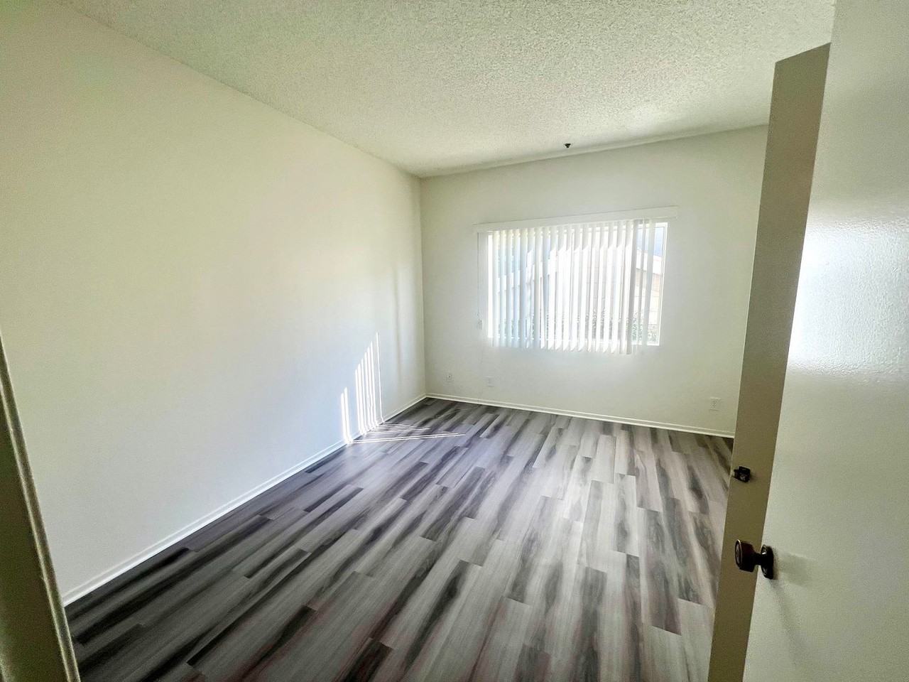 17806 Kinzie St. - Photo 7 of 31