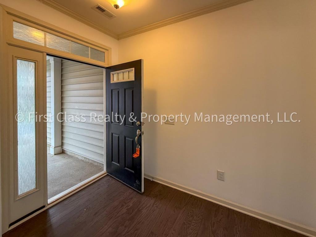 565 Park View Dr - Photo 3 of 42