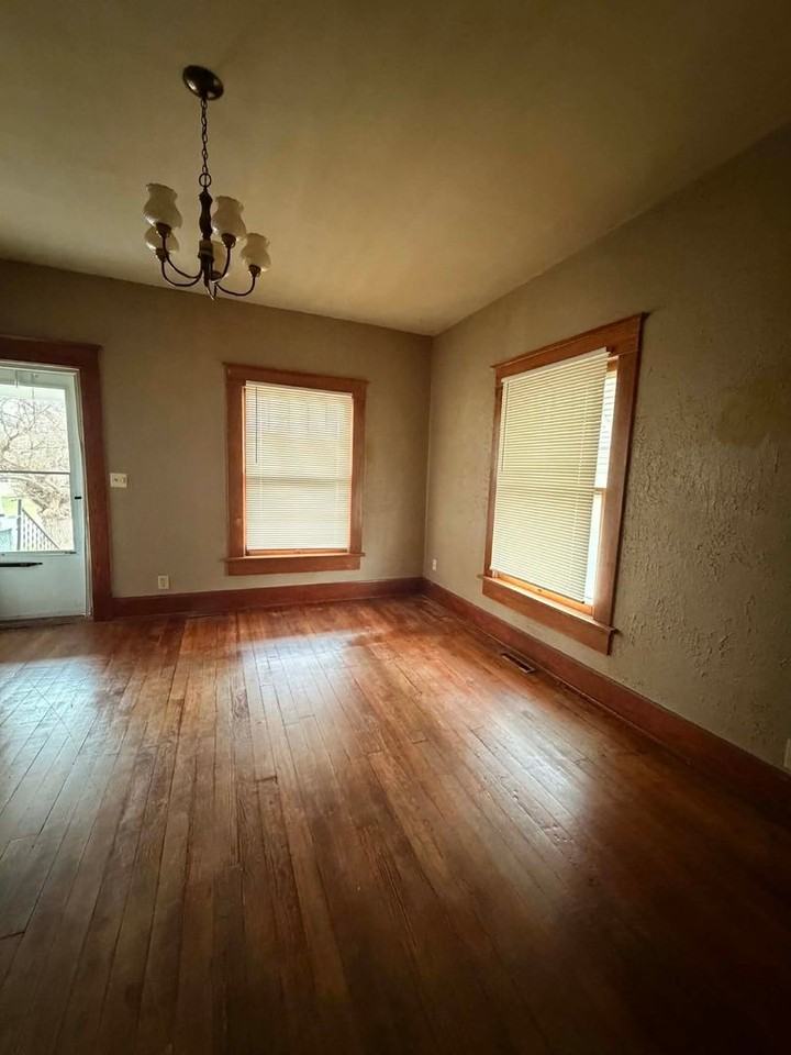 232 S Patterson Ave - Photo 3 of 13
