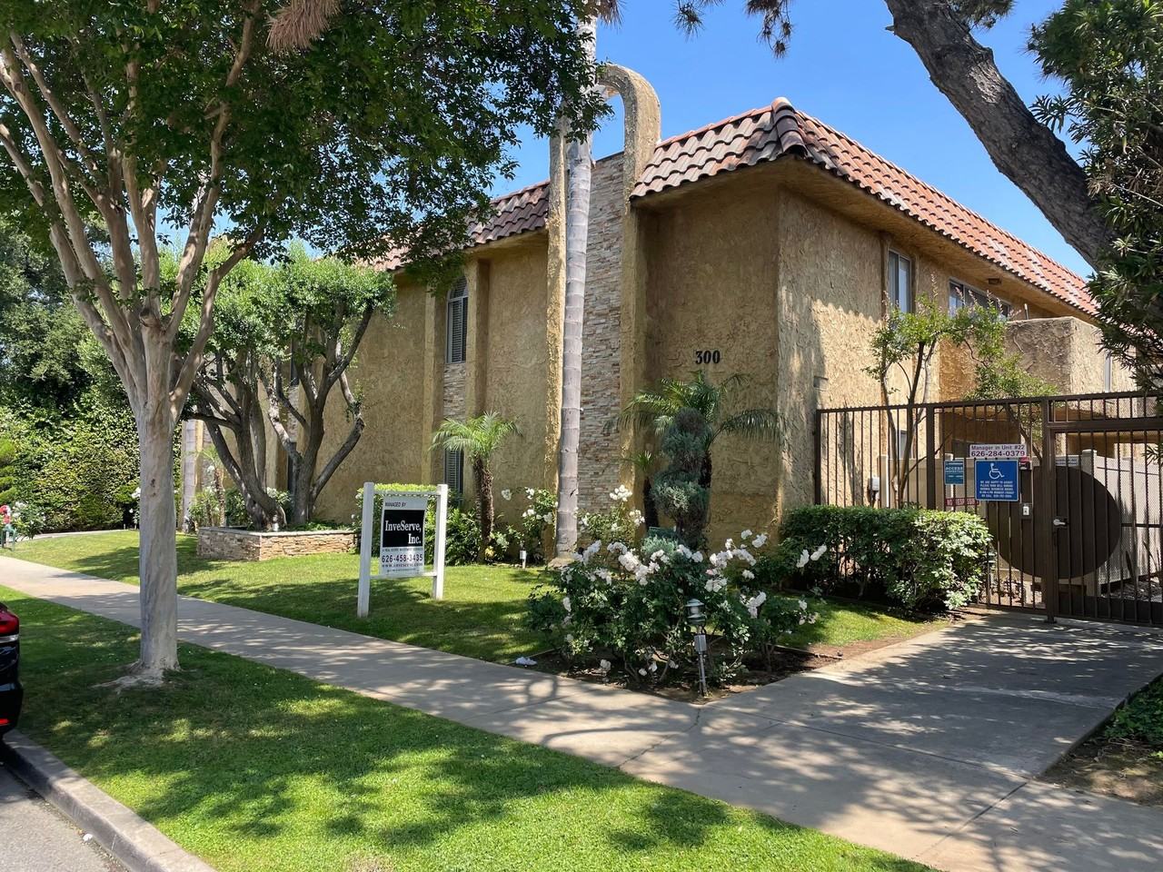 APT GRAND 300 - Photo 2 of 42