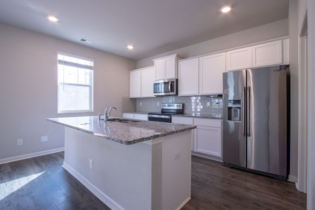 325 Park West Boulevard - Photo 5 of 31