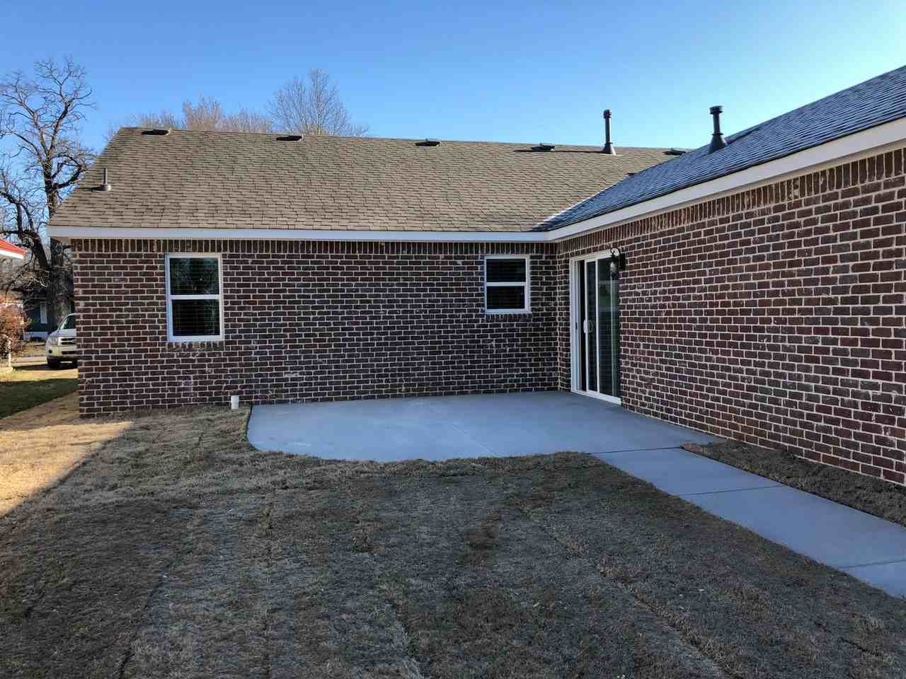 327 East Will Rogers Boulevard - Photo 3 of 6