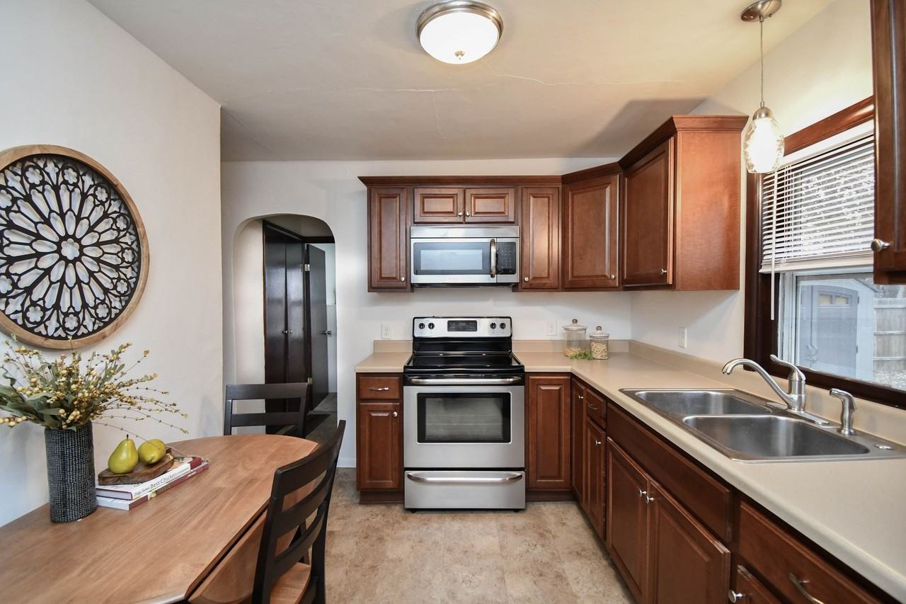 306 S Chicago Ave - Photo 2 of 45