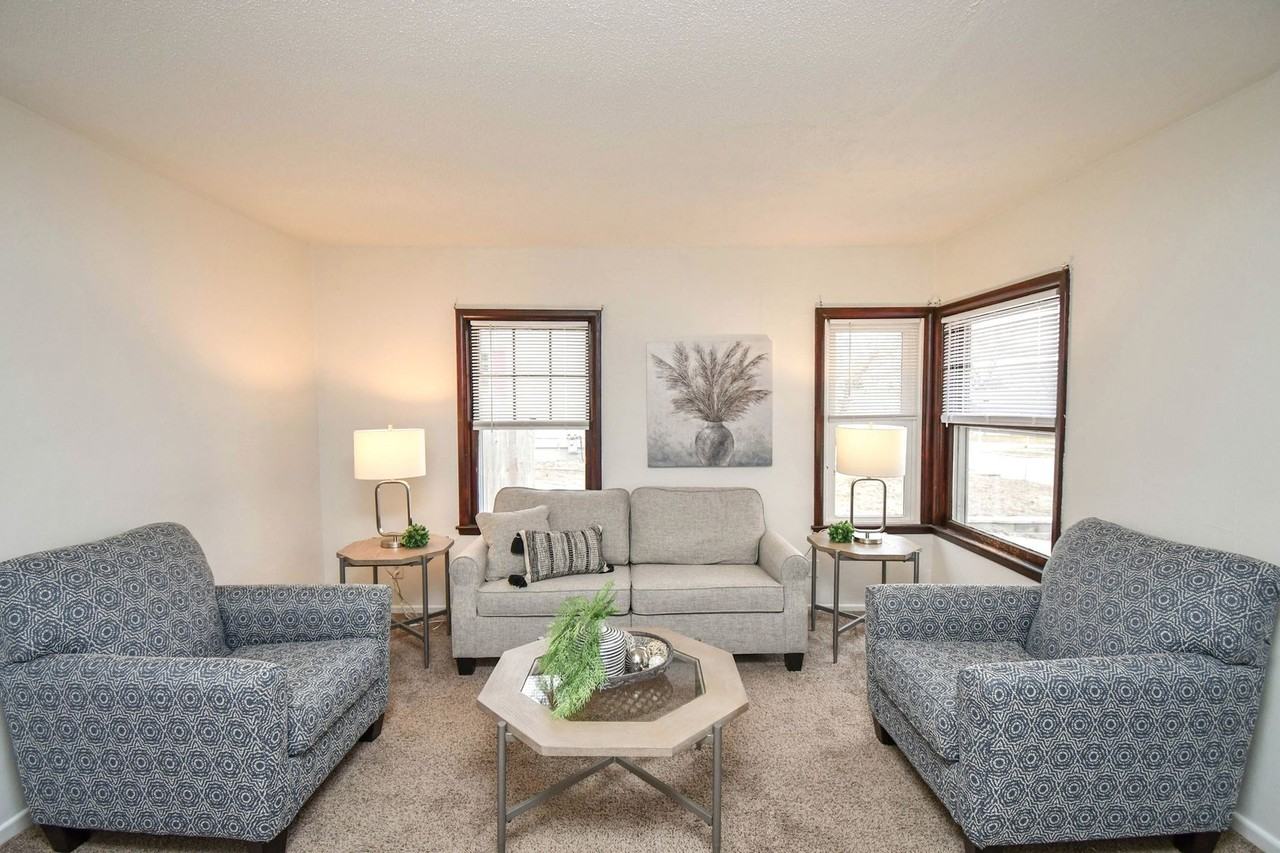 306 S Chicago Ave - Photo 3 of 45