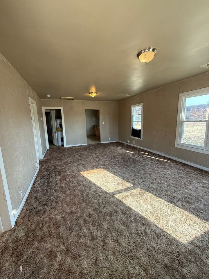 308 W 10th St - Photo 2 of 15