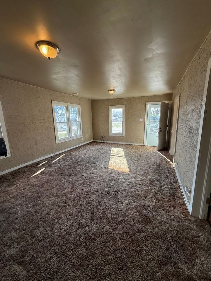 308 W 10th St - Photo 3 of 15