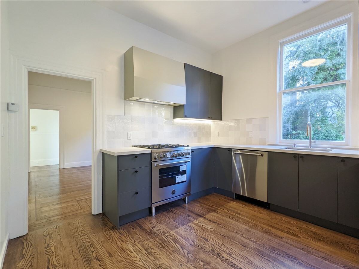 461 Greenwich St - Photo 2 of 20