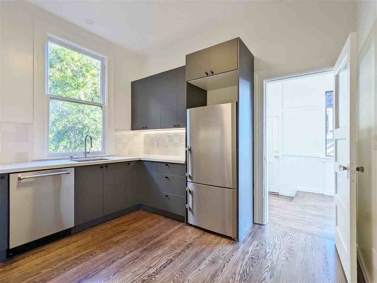 461 Greenwich St - Photo 3 of 20