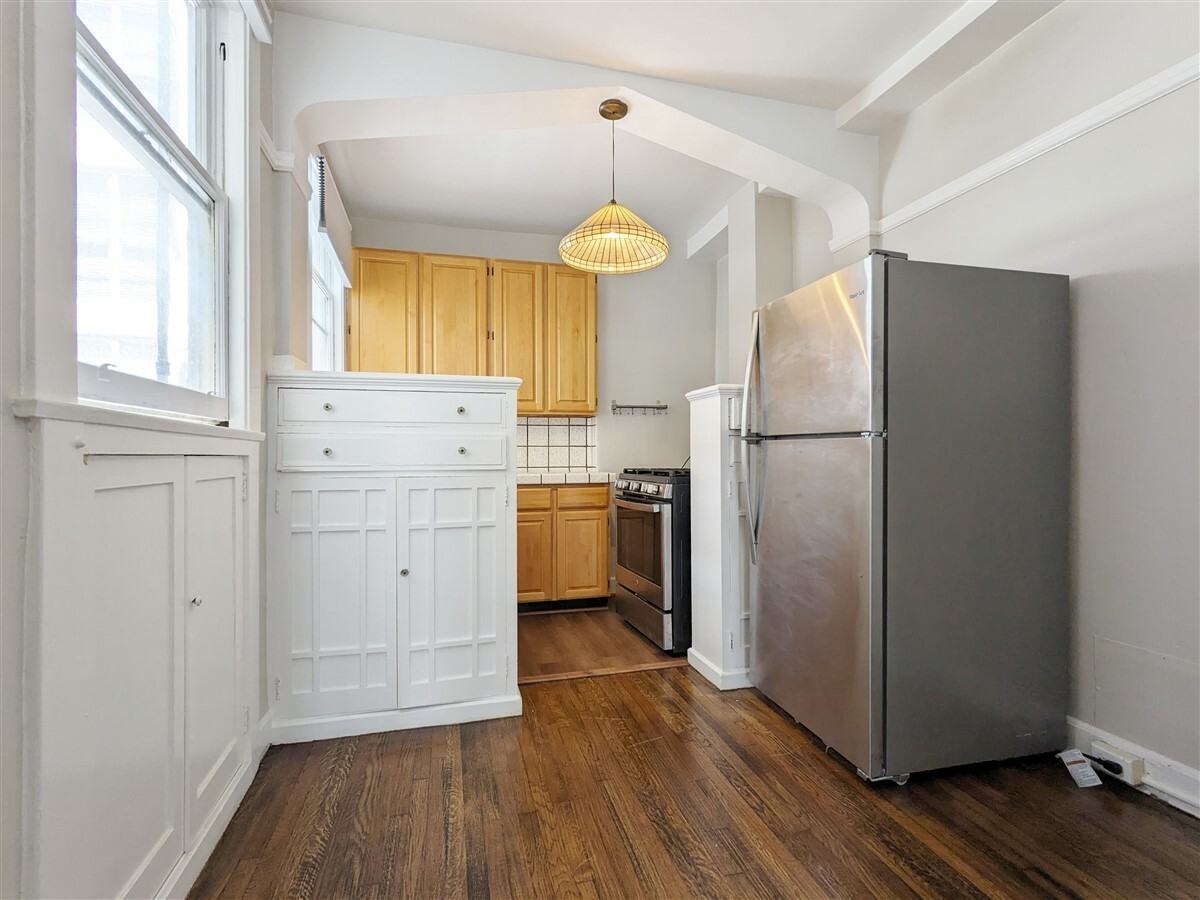 2030 Franklin St #404 - Photo 6 of 21