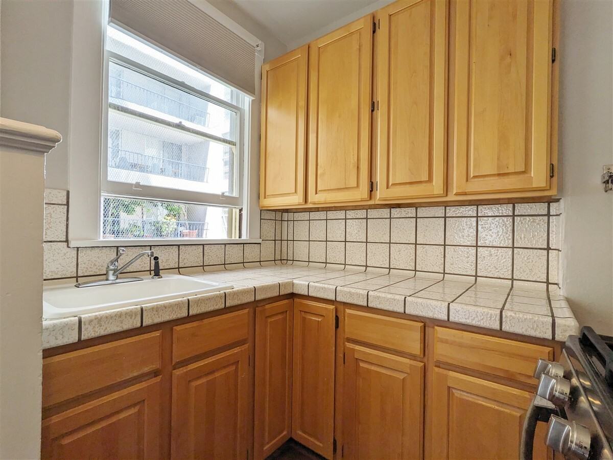 2030 Franklin St #404 - Photo 7 of 21