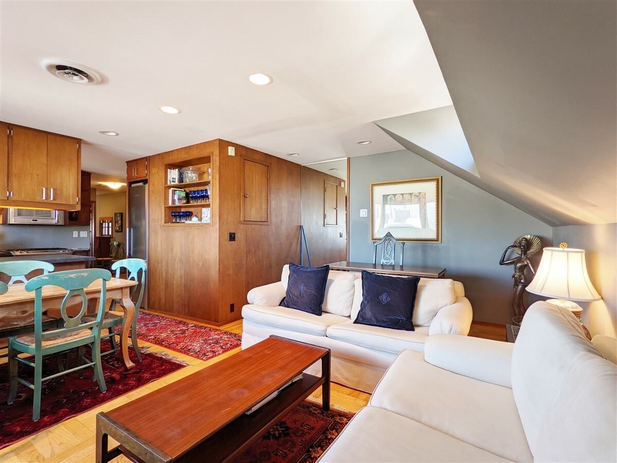 1039A Broadway - Photo 3 of 24