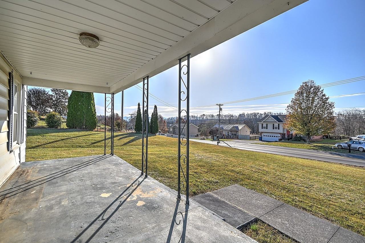 1408 West College Street - Photo 3 of 39