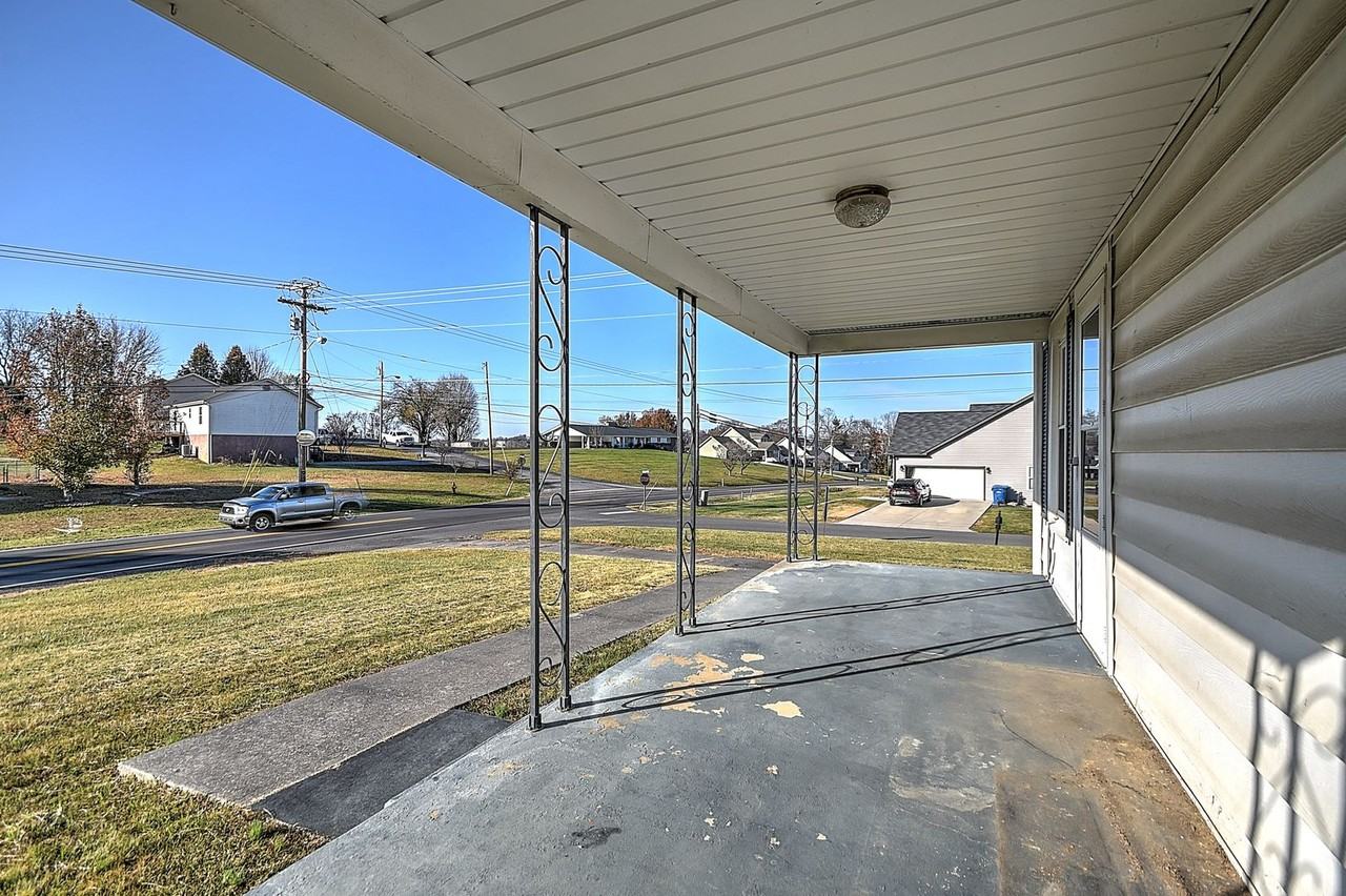 1408 West College Street - Photo 4 of 39