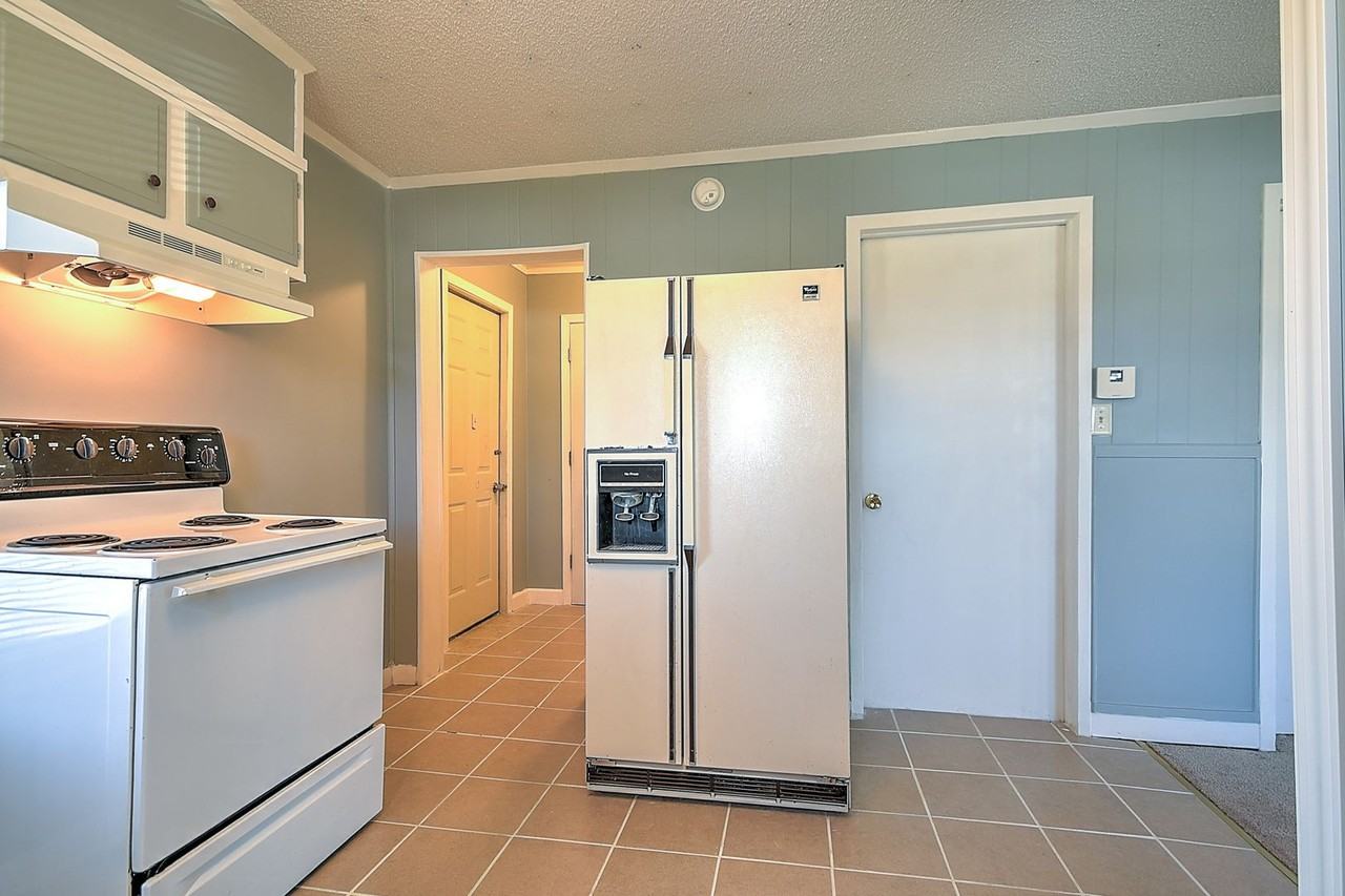 1408 West College Street - Photo 7 of 39