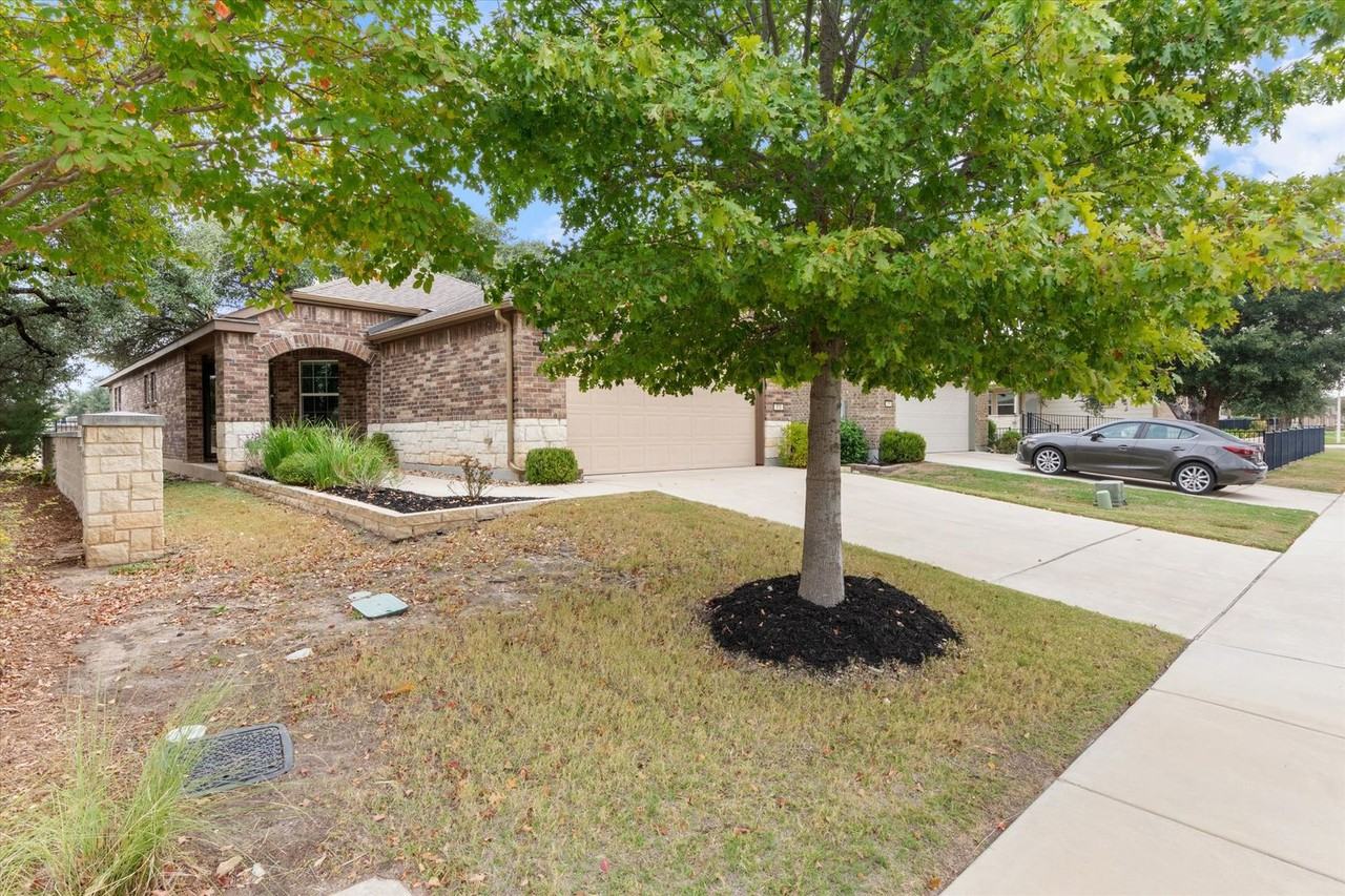 510 Holiday Creek Lane - Photo 4 of 36