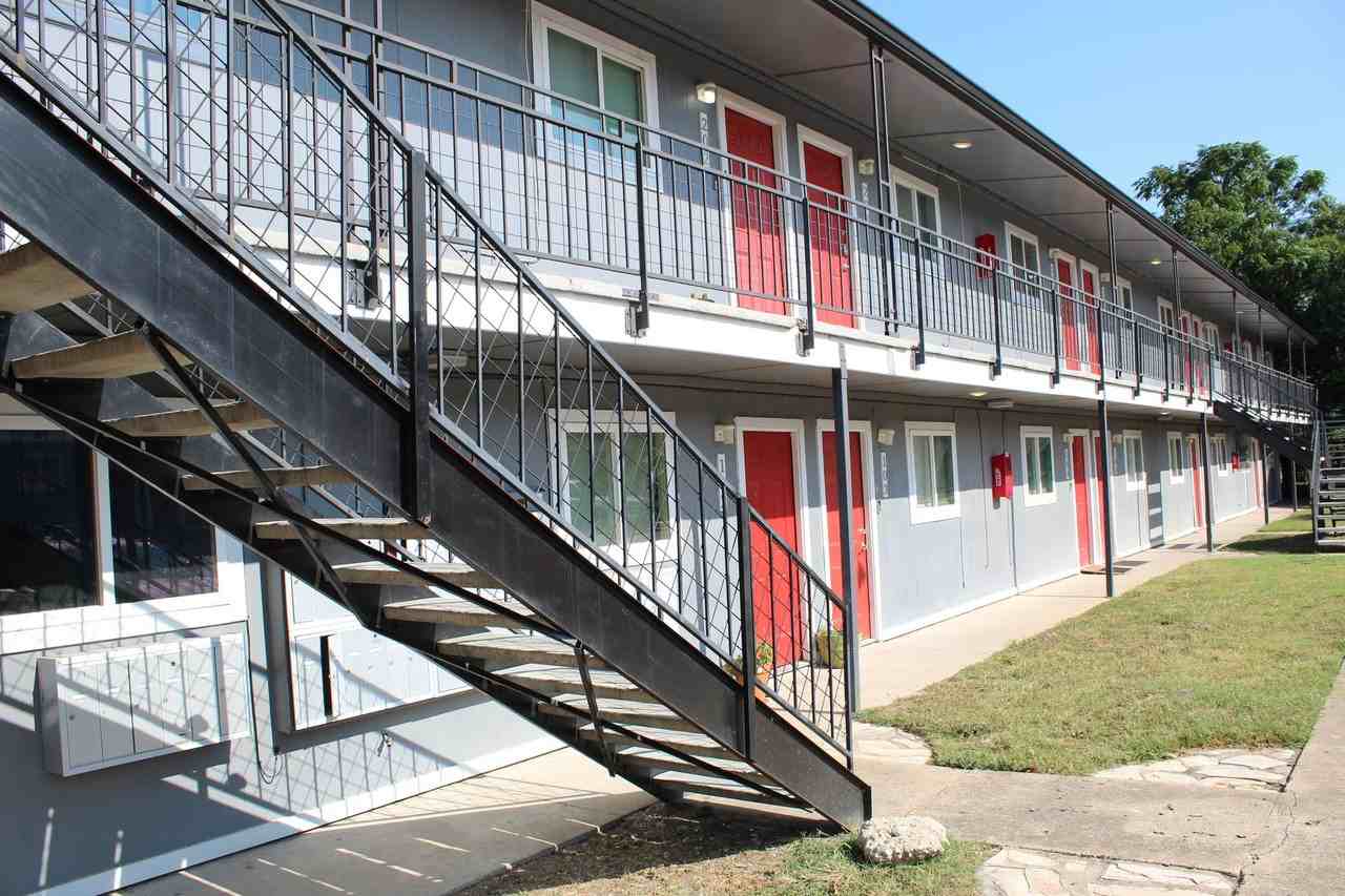 Sunset Palms - Photo 7 of 16