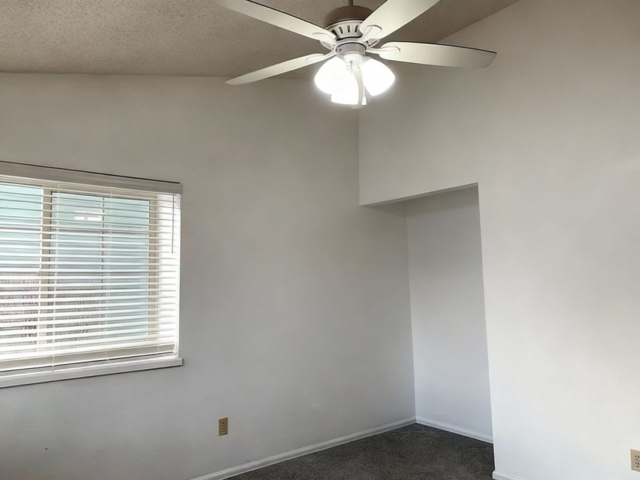 838 London Green Way - Photo 4 of 15