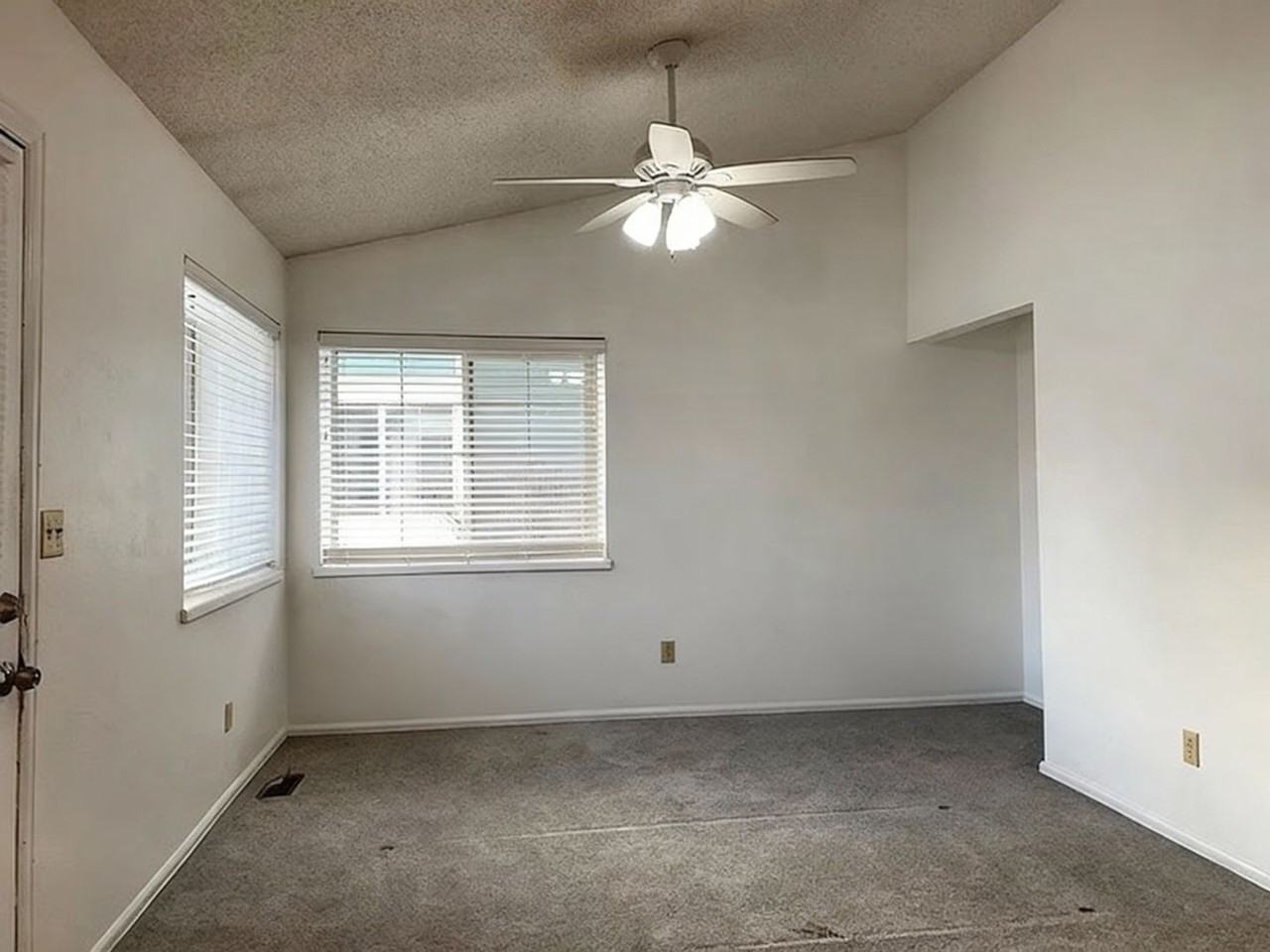 838 London Green Way - Photo 6 of 15