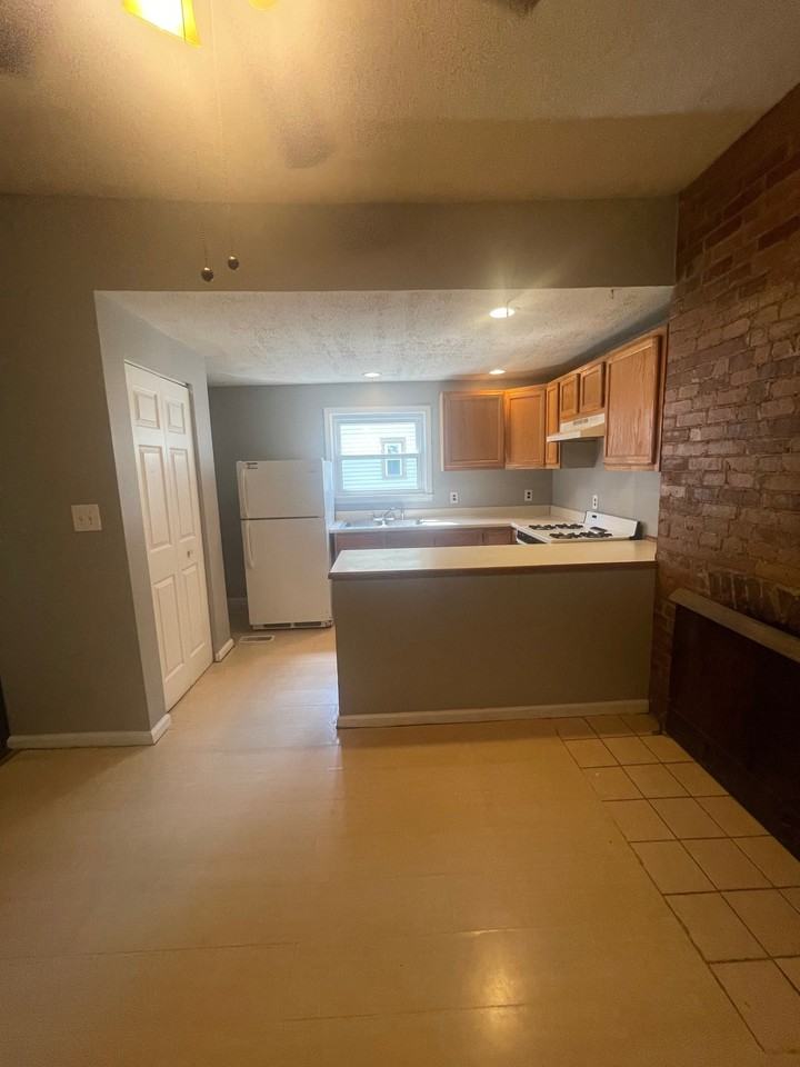 106 Comfort St #108 - Photo 3 of 11