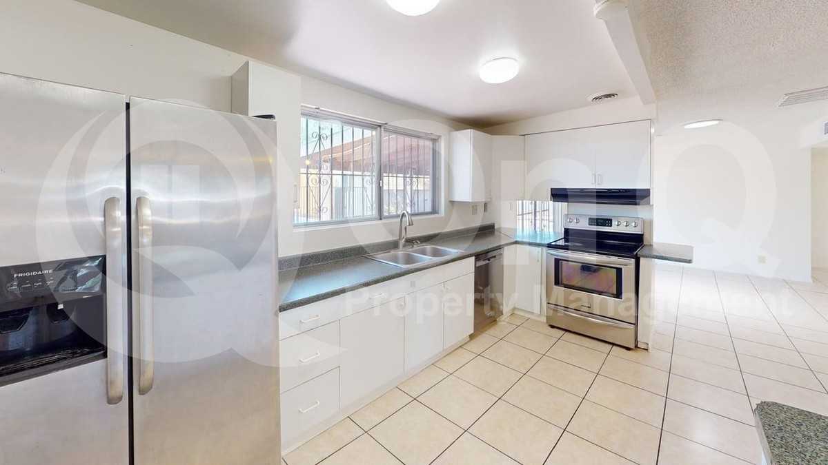 8175 E 20th St - Photo 7 of 30